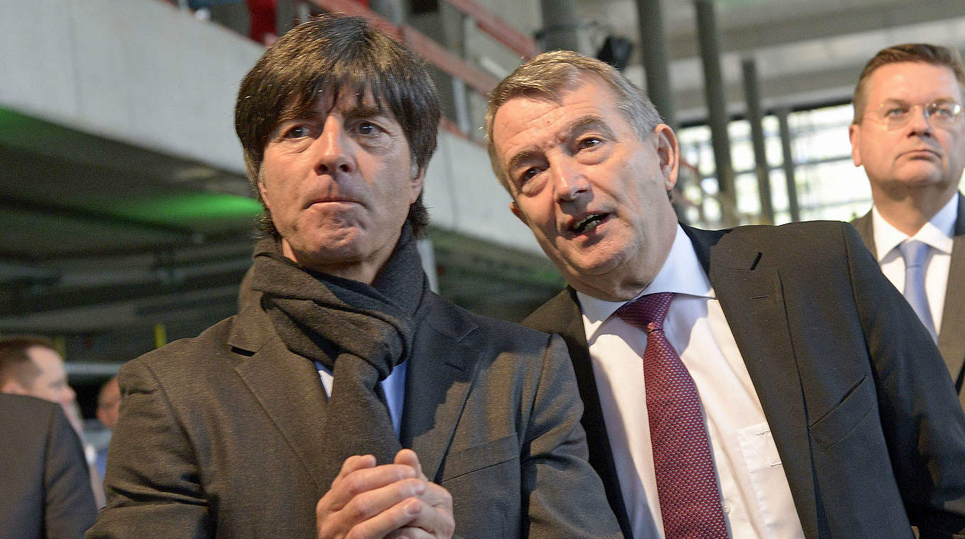"Wir alle sind Weltmeister": Bundestrainer Joachim Löw (l.) und Wolfgang Niersbach © 2014 Getty Images
