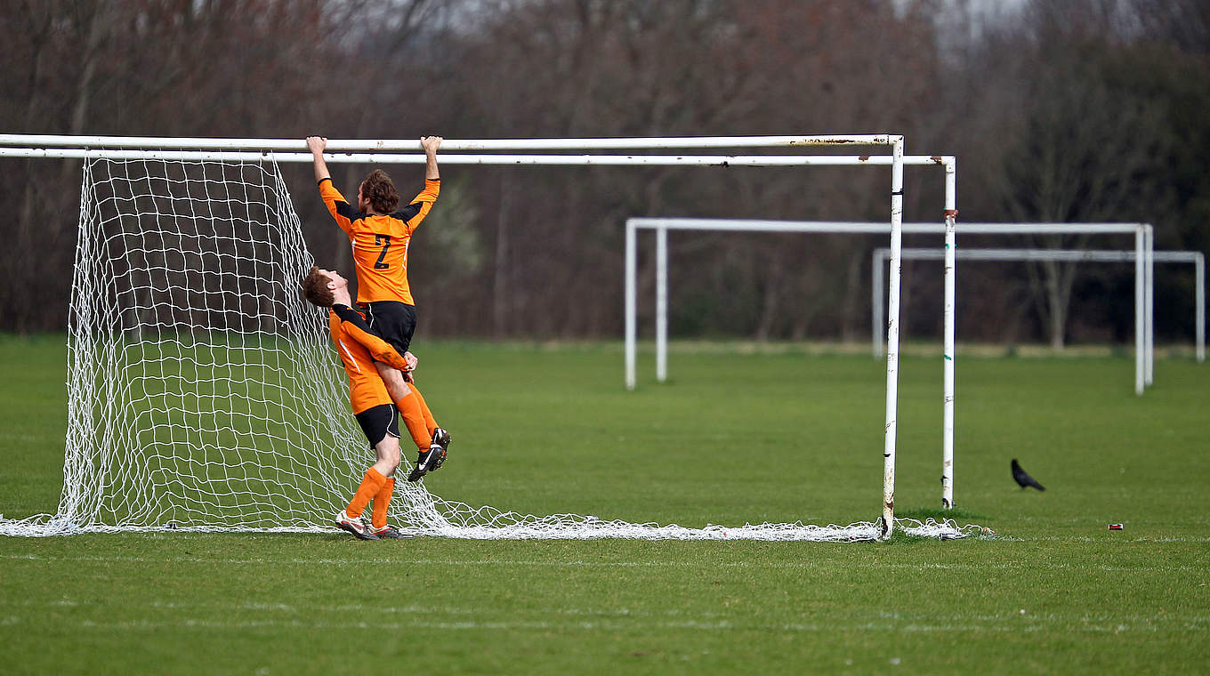 Hand in Hand, jeder hilft jedem: Im Amateurfußball ein gängiges Bild © 2012 Getty Images