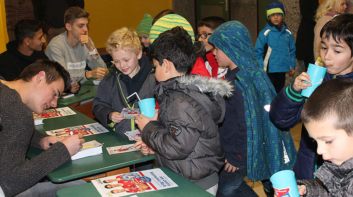 Heiß begehrt bei den Kids: die Autogramme der Spieler aus Unterhaching © SpVgg Unterhaching