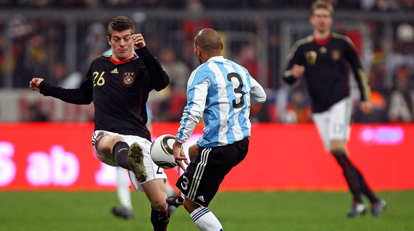 Länderspieldebut gegen Argentinien im Jahr 2010: Toni Kroos (l.) © 2010 Getty Images