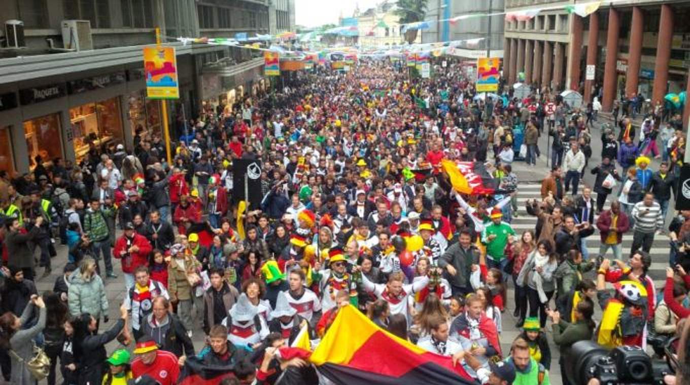 Fan-Marsch: Deutsche Fans füllen die Straßen in Brasilien. © Fan Club Nationalmannschaft