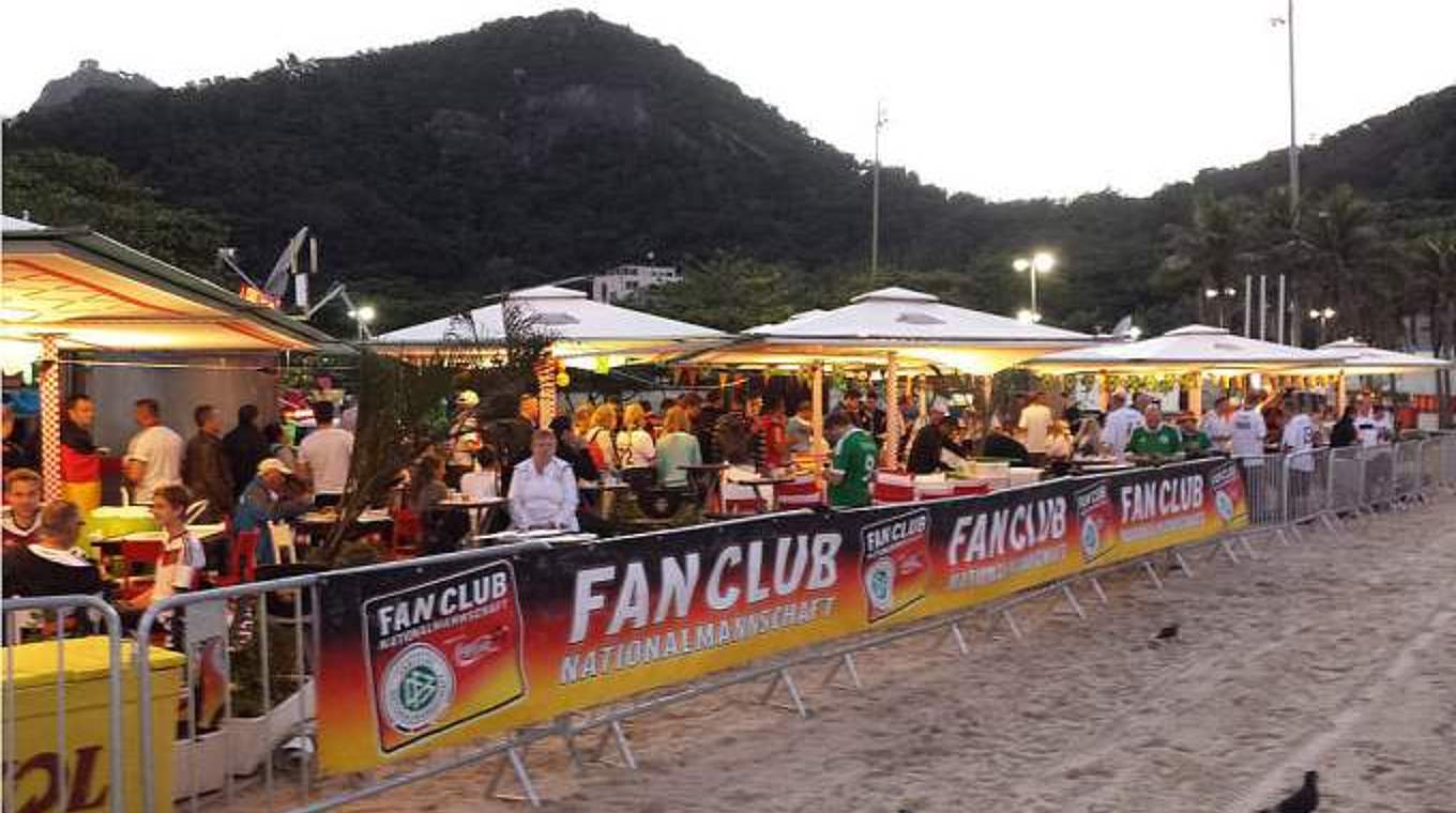 Urlaubsgrüße: Der Fan Club am Strand. © Fan Club Nationalmannschaft