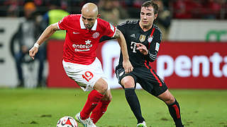 Duell auf Augenhöhe: Mainz' Torschütze Soto (l.) und Bayerns Götze © 2014 Getty Images