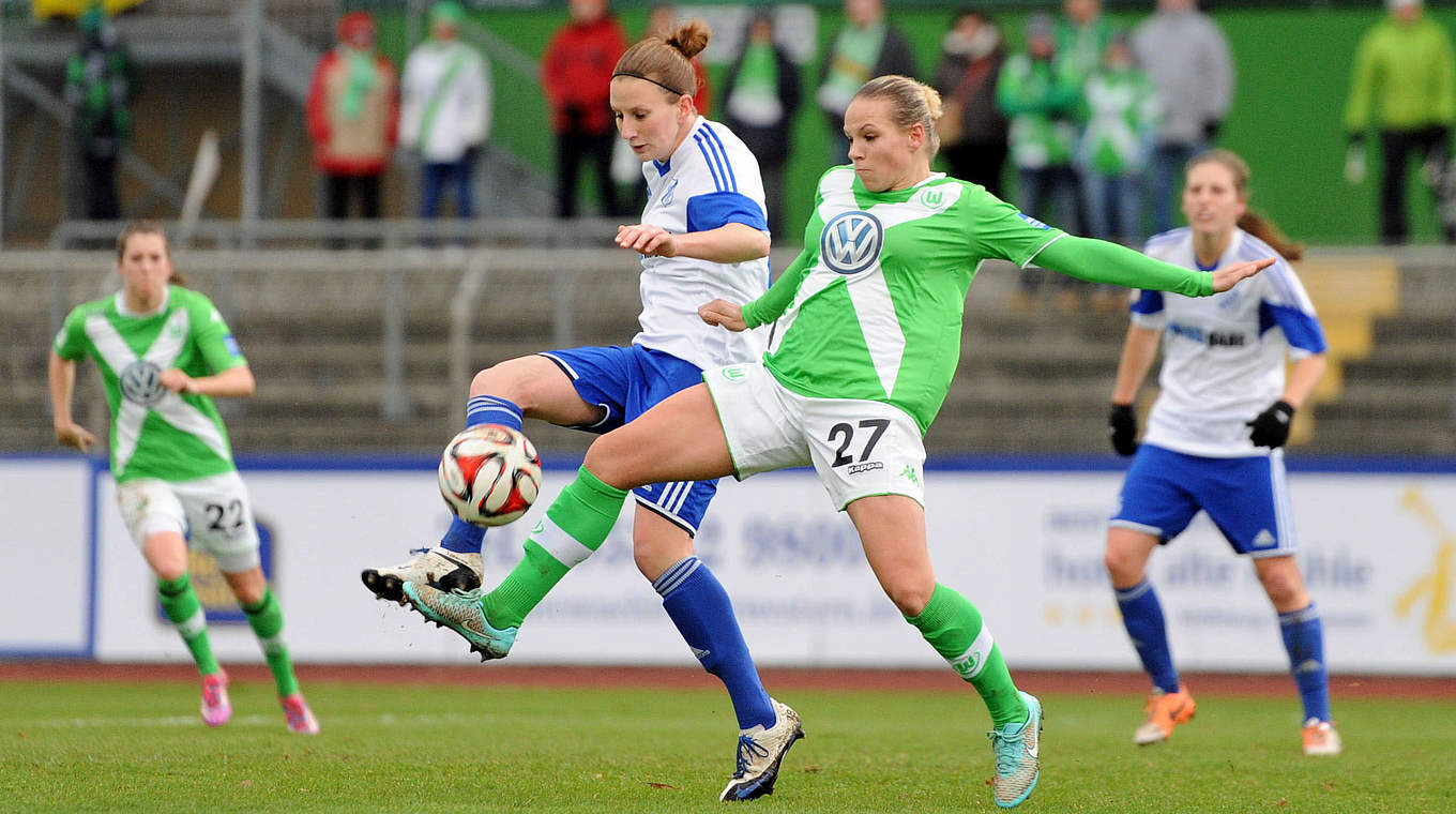 Kampf ums Halbfinale: Wolfsburgs Isabel Kerschowski (r.) setzt sich durch © Jan Kuppert