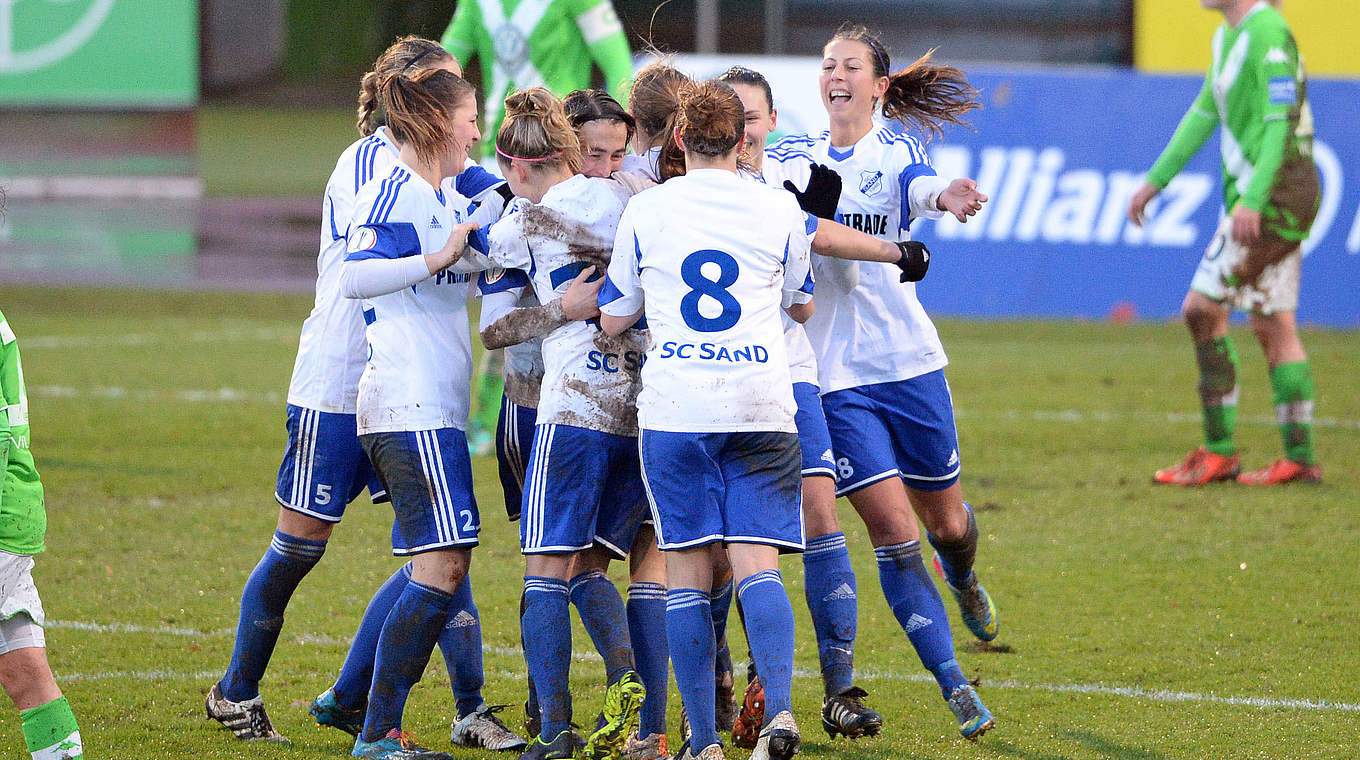 In einer Gruppe mit Wolfsburg, Leverkusen und Essen: die Spielerinnen des SC Sand © Jan Kuppert