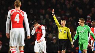 Mertesacker (l.) kann nur zusehen: Arsenal-Kollege Giroud (2.v.l.) wird vom Platz gestellt © Getty Images