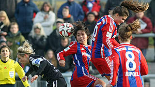 Erzielt schönsten Treffer im  Dezember in der Allianz Frauen-Bundesliga: Iwabuchi (M.)  © Alfred Harder