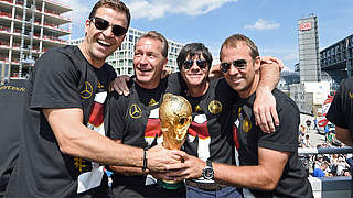 Weltmeister 2014: Flick (r.) mit Bierhoff, Köpke und Bundestrainer Löw (v.l.) © 2014 Getty Images