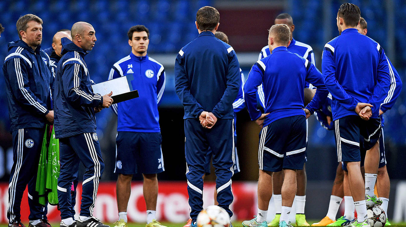 Schalke 04: Roberto Di Matteo (3.v.l.) fehlen acht Spieler im Trainingslager in Katar © 2014 Getty Images