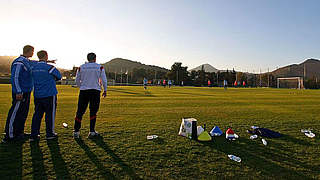 Trainieren in Spanien vor malerischer Kulisse: Die Spieler der U 16-Nationalmannschaft © Tony Henshaw/La Manga Club