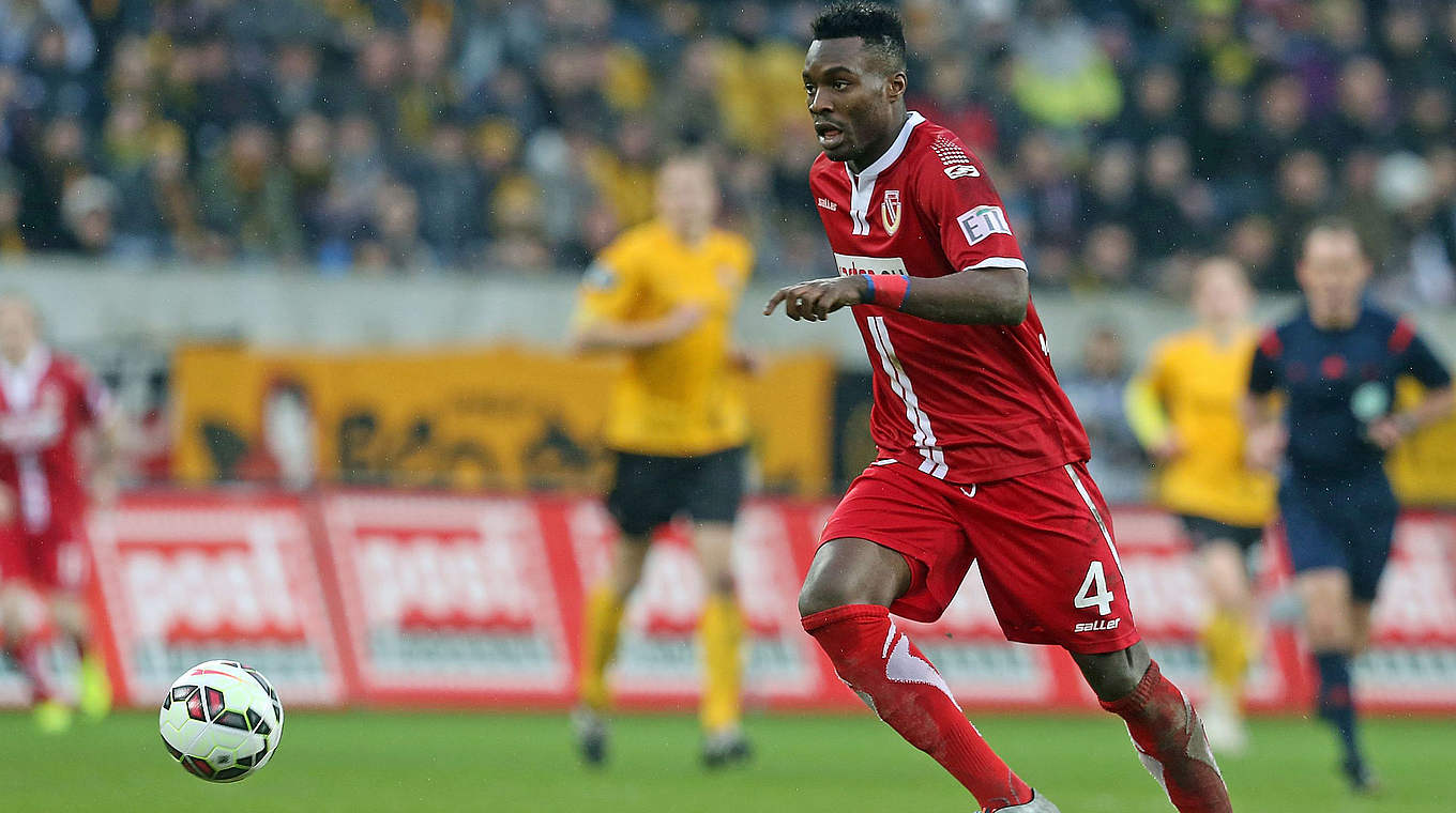 Verlängert seinen Vertrag bis 2016: Cédric Mimbala von Energie Cottbus © 2014 Getty Images