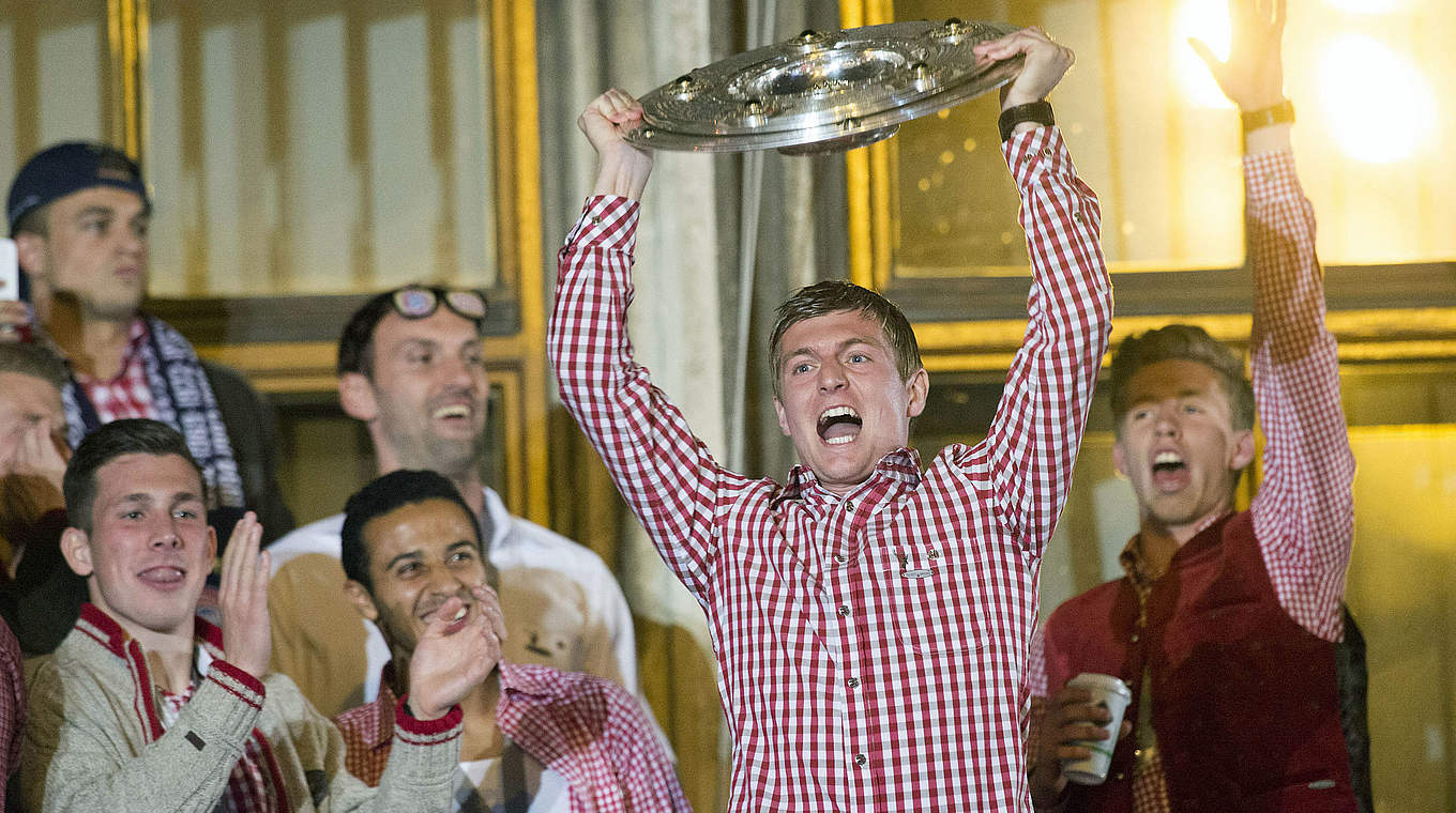 Zum Abschied noch mal Deutscher Meister: Toni Kroos (2.v.r.) mit dem FC Bayern © imago/Plusphoto