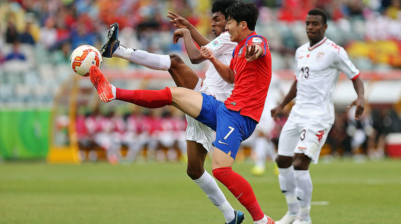 Erfolgreicher Start: Leverkusens Son (M.) und Südkorea siegen beim Asien-Cup © 2015 Getty Images