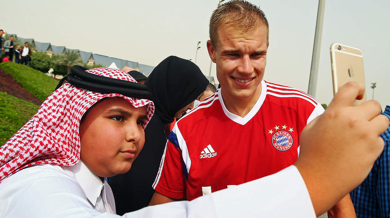 Auch bei den Fans in Doha beliebt: Holger Badstuber und der FC Bayern München © 2015 Getty Images