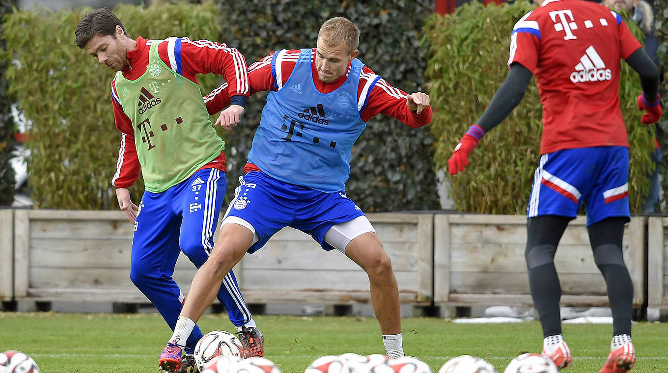 Badstuber (2.v.l.) mit Alonso: "Ich freue mich, wieder mit dem Team unterwegs zu sein" © imago/MIS