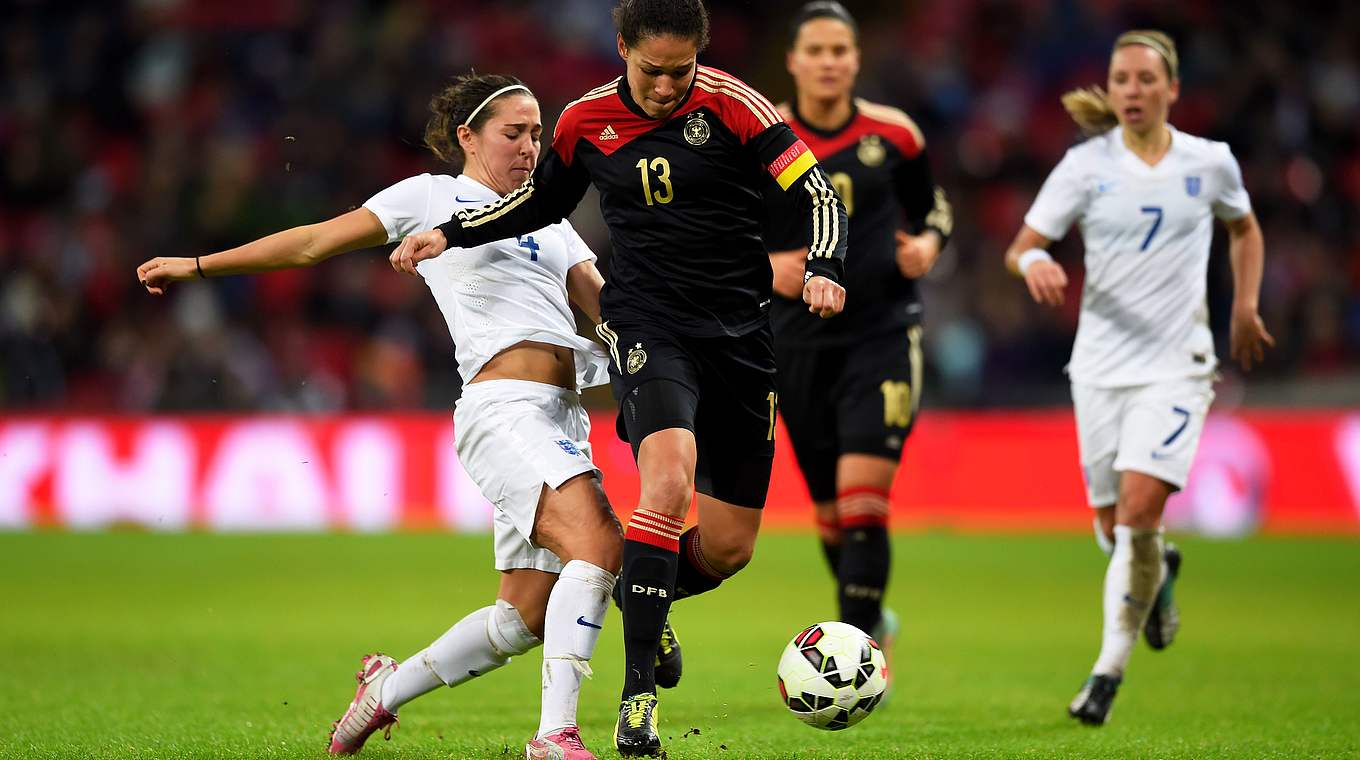 Celia Sasic und die DFB-Frauen zum dritten Titel bei der WM in Kanada treiben.  © Getty Images