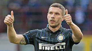 Daumen hoch: Podolski bereitet gegen Genua sein erstes Tor für Inter vor © gettyimages