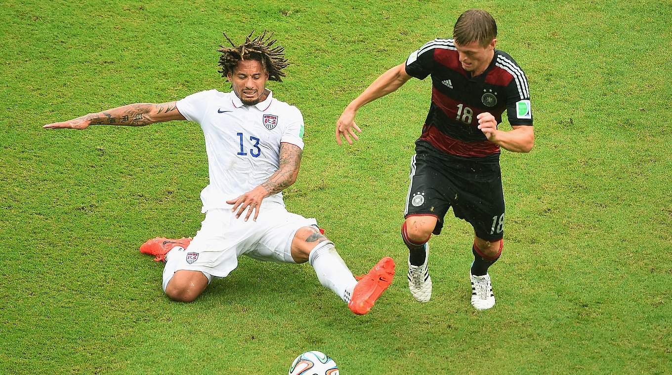 Toni Kroos lässt Jermaine Jones am 26. Juni 2014 aussteigen.  © Getty Images