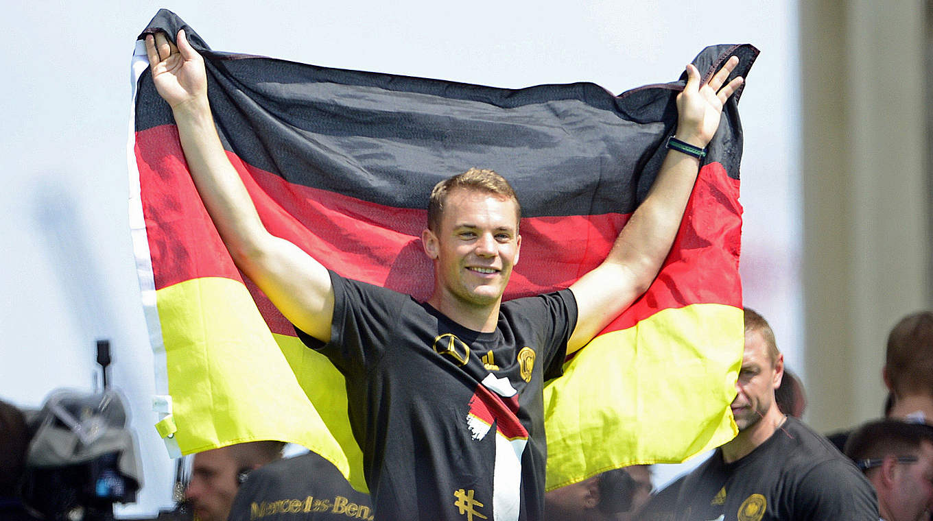 Ließ sich gebührend feiern: Manuel Neuer auf der Fanmeile in Berlin © gettyimages