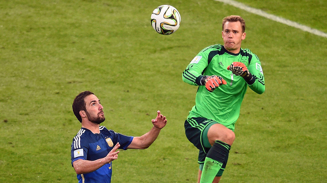 War bei der Weltmeisterschaft auch außerhalb des Strafraums unterwegs: Manuel Neuer klärt gegen Argentinien mit dem Kopf © gettyimages