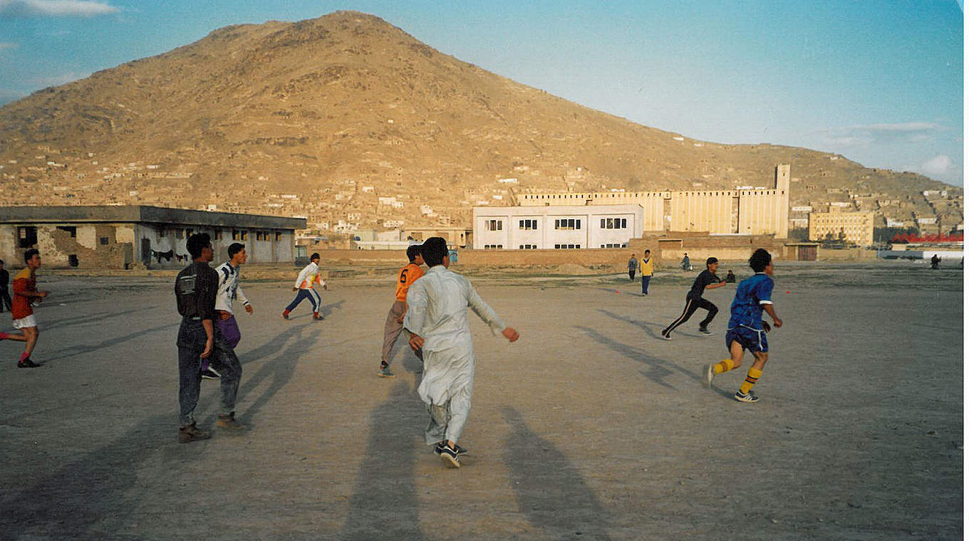 2003: Eines der ersten Fotos vom Fußball in Afghanistan nach dem Abzug der Taliban © Privat