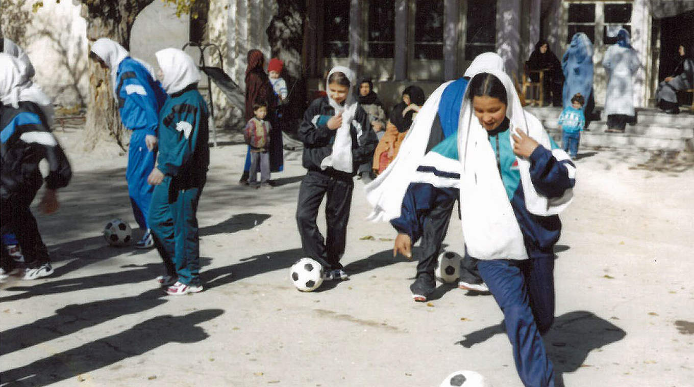 2003: Mädchen-Fußball in Kabul, Afghanistan. Ins Leben gerufen von Holger Obermann und Ali Askar Lali © Privat