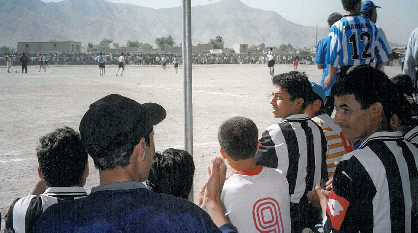2004: Zuschauer bei einem Ligaspiel in der Parwan, 60 Kilometer nördlich von Kabul © Privat