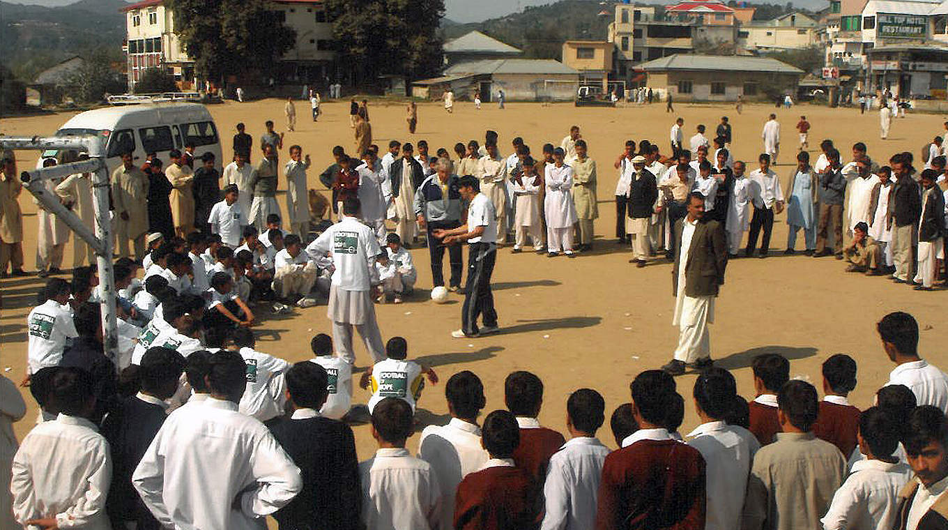 2006: Pakistan - bei einer Fußball-Demonstration in der vom Erdbeben betroffenen Stadt Rawalakot © Privat
