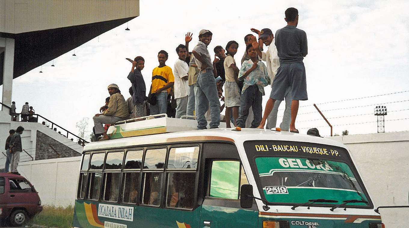 1999: Ansturm zum ersten Länderspiel in Dili, Osttimor. Die Fans finden einen Weg… © Privat