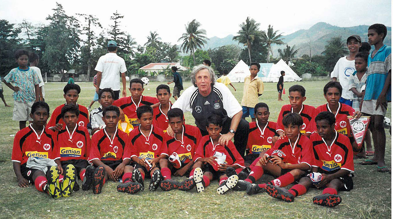 1999: Spende der Frankfurter Eintracht für Jungen in Dili, Osttimor © Privat