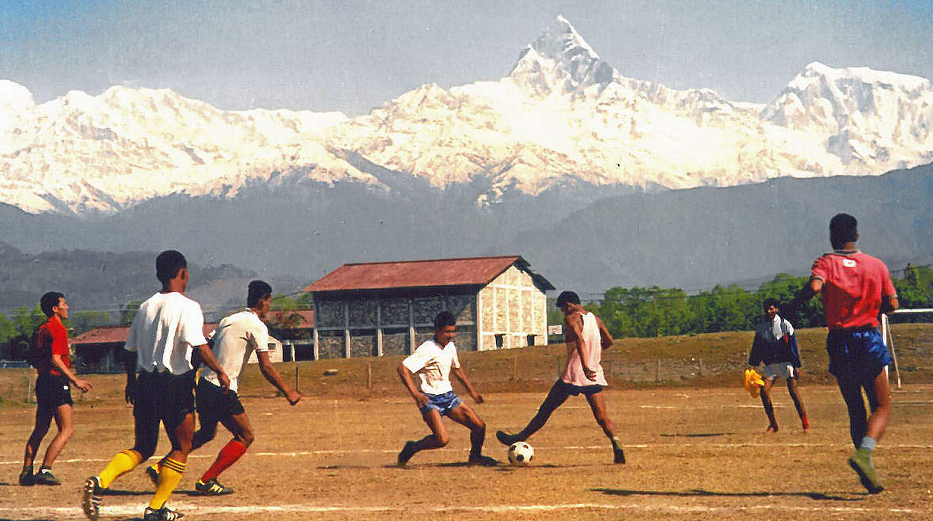 2001: Fußball vor der Kulisse des Annapurna-Gebirges im Himalaya, Nepal © Privat