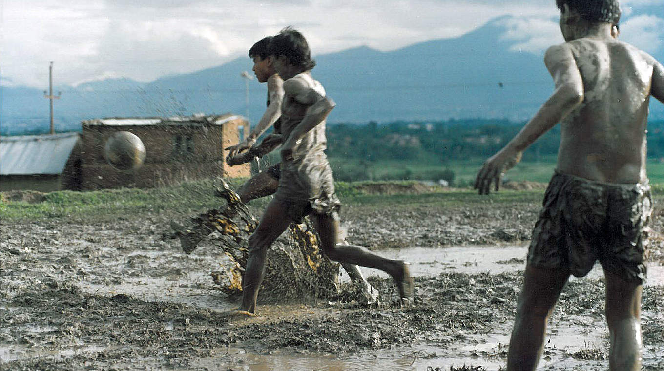 2001: Fußball trotz Monsun in Nepal © Privat