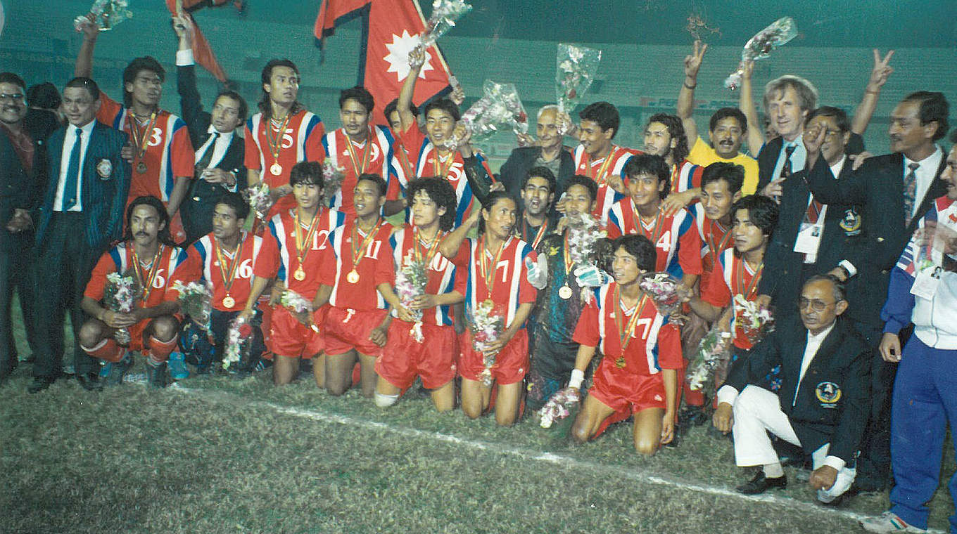 1994: Nepals Nationalmannschaft unmittelbar nach dem 5:4-Sieg über Indien im Finale der Südasien-Spiele in Dhaka, Bangladesch © Privat