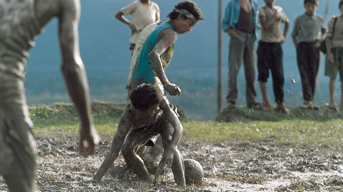2001: Noch einmal: Fußball im Monsun in Nepal © Privat
