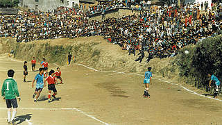 1995: Bergfußball im Himalaya, Nepal, an der Grenze zu Tibet. Aus der Hüfte geschossen © Privat