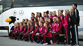 Teambild mit neuem Gefährt: Die deutsche Frauen-Nationalmannschaft © 2015 Getty Images