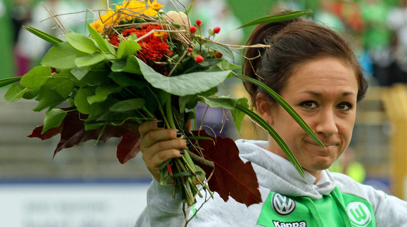 Wolfsburg's Nadine Keßler receives flowers at the award ceremony © imago/foto2press