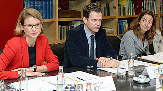 Laura Tilly, Oliver Bierhoff und Aydan Özoguz bei der Jurysitzung © Tobias Kuberski/GES