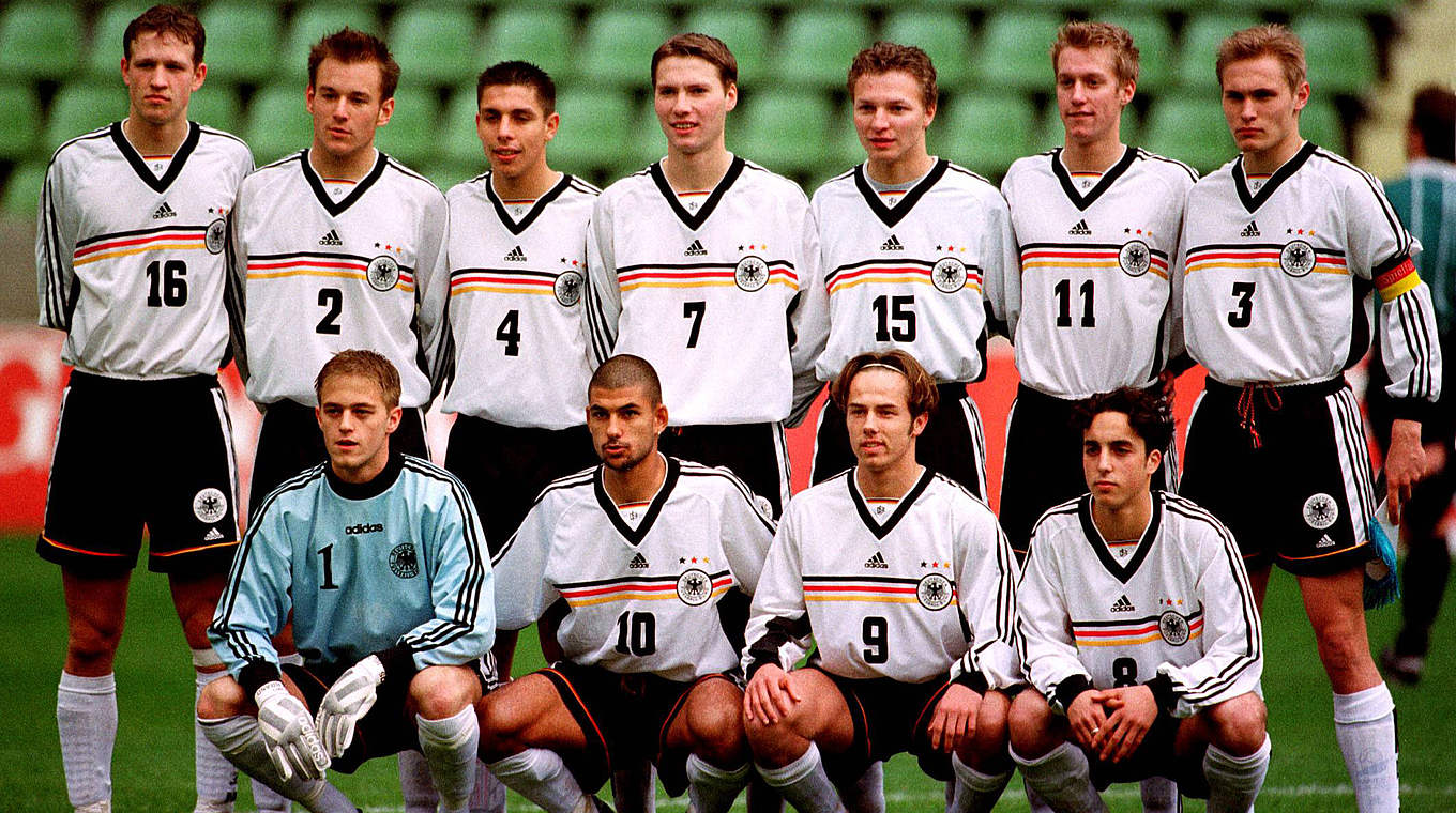 With the Under-19s in 1999 (fourth in the back row) © imago
