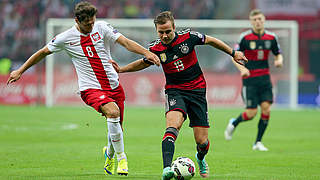 Rassige Duelle: Mario Götze (M.) beim 0:2 im Hinspiel von Warschau gegen Polen © 2014 Getty Images