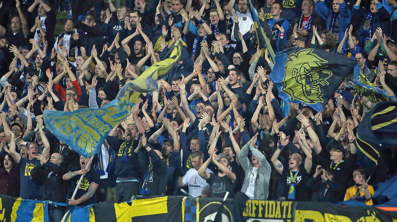 Kommen für den guten Zweck: FCS-Fans im Ludwigsparkstadion © 2014 Bongarts
