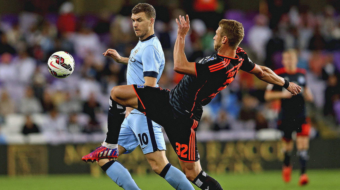 Kampf um den Ball: Edin Dzeko (l.) und der Hamburger Rajkovic Slobodan © 2015 Getty Images