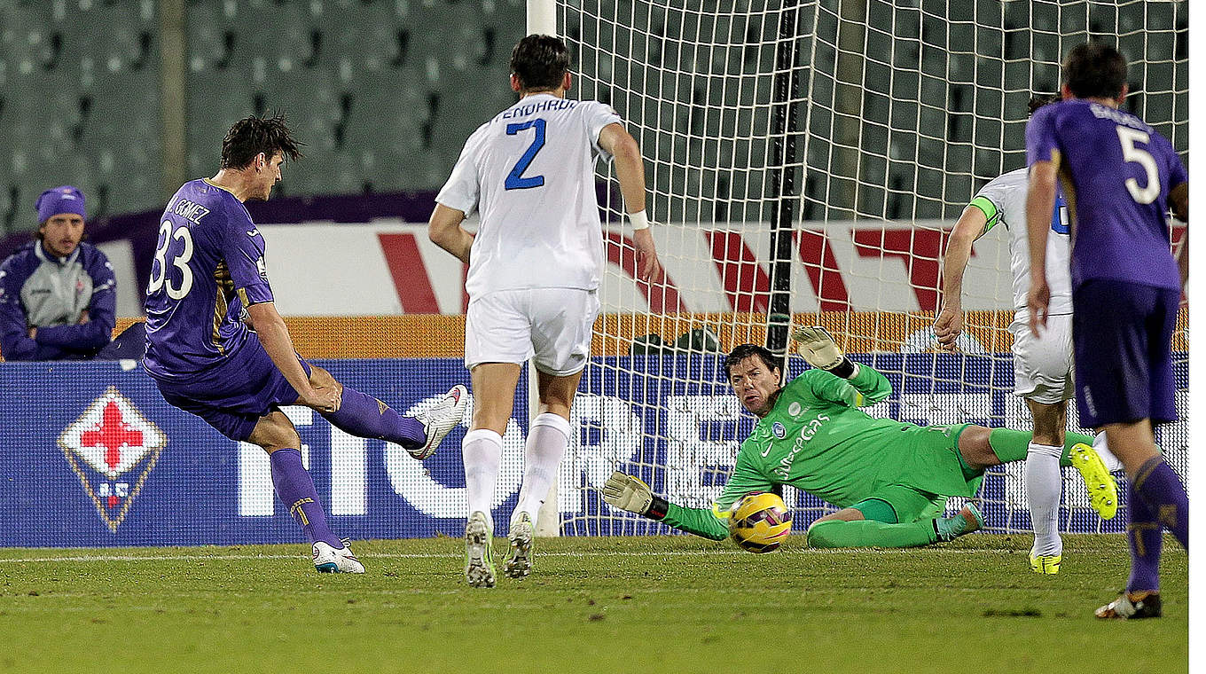 Mario Gomez scoring his second goal in a 3-1 win © 2015 Getty Images