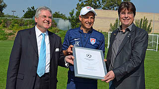 Klinsmann (M.) mit Generalkonsul Dr. Bernd Fischer (l.) und Initiator Roland Bischof (r.) © Initiative DEUTSCHER FUSSBALL BOTSCHAFTER