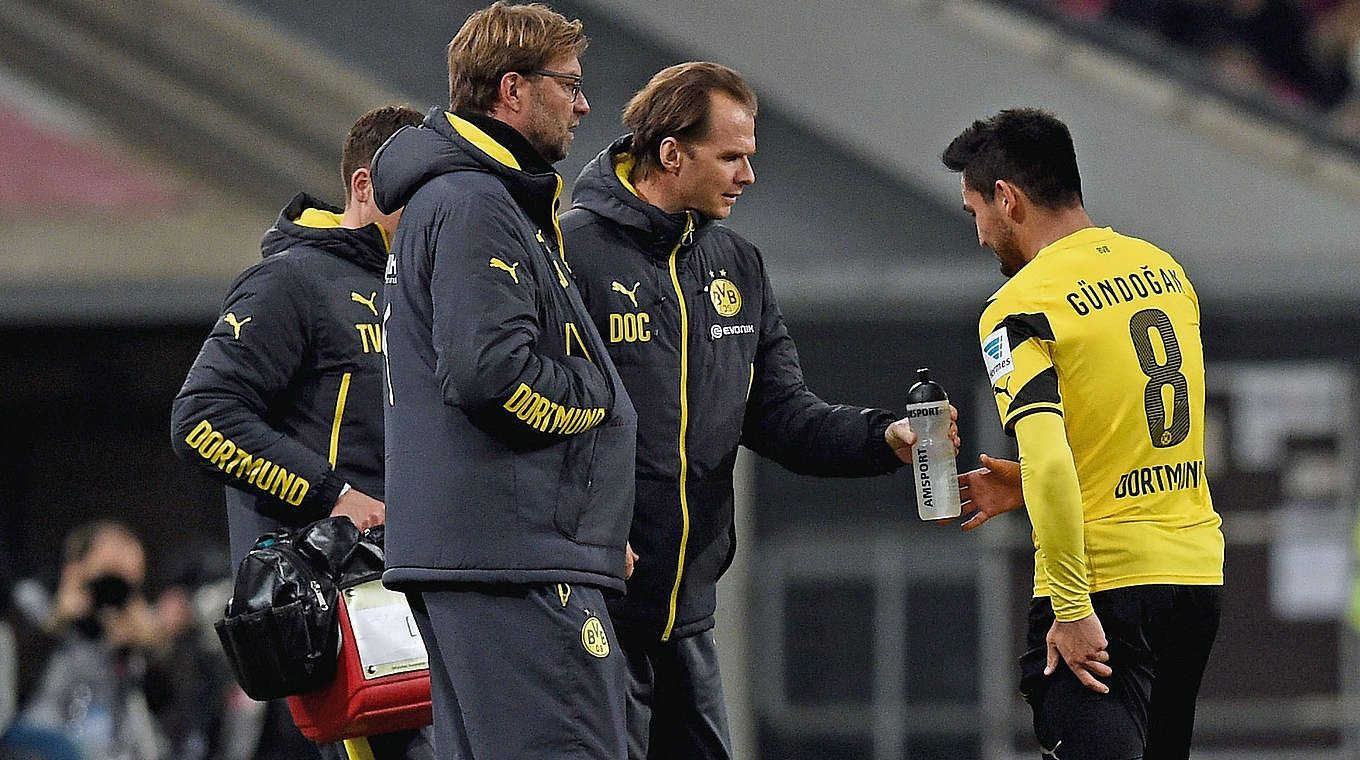 Ilkay Gündogan coming off for Dortmund with a thigh problem © 2015 Getty Images