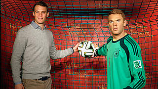 Original and copy: Manuel Neuer with his wax doppelganger © 2015 Getty Images