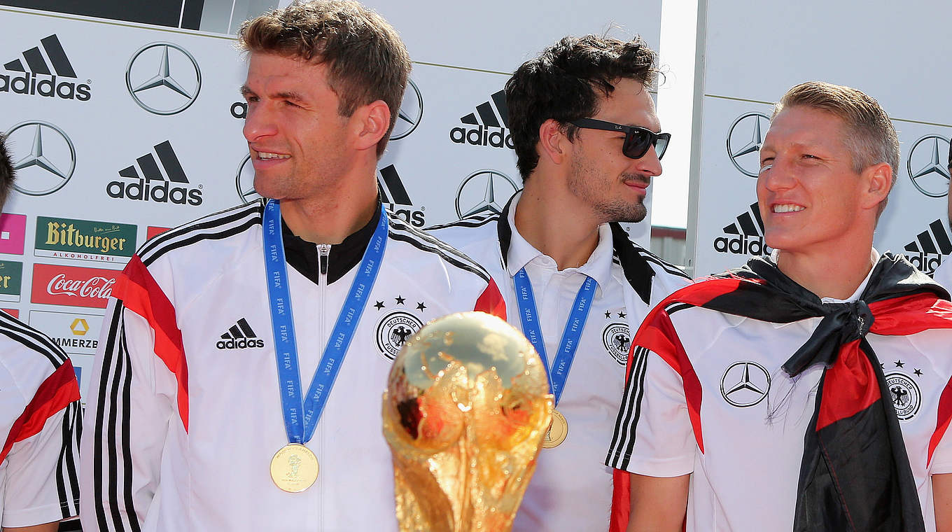Vor dem Rückrundenstart: Die Weltmeister Müller, Hummels und Schweinsteiger (v.l.) © 2014 Getty Images