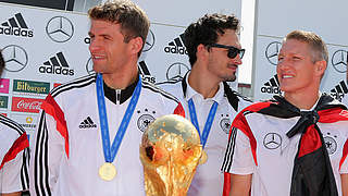 Vor dem Rückrundenstart: Die Weltmeister Müller, Hummels und Schweinsteiger (v.l.) © 2014 Getty Images