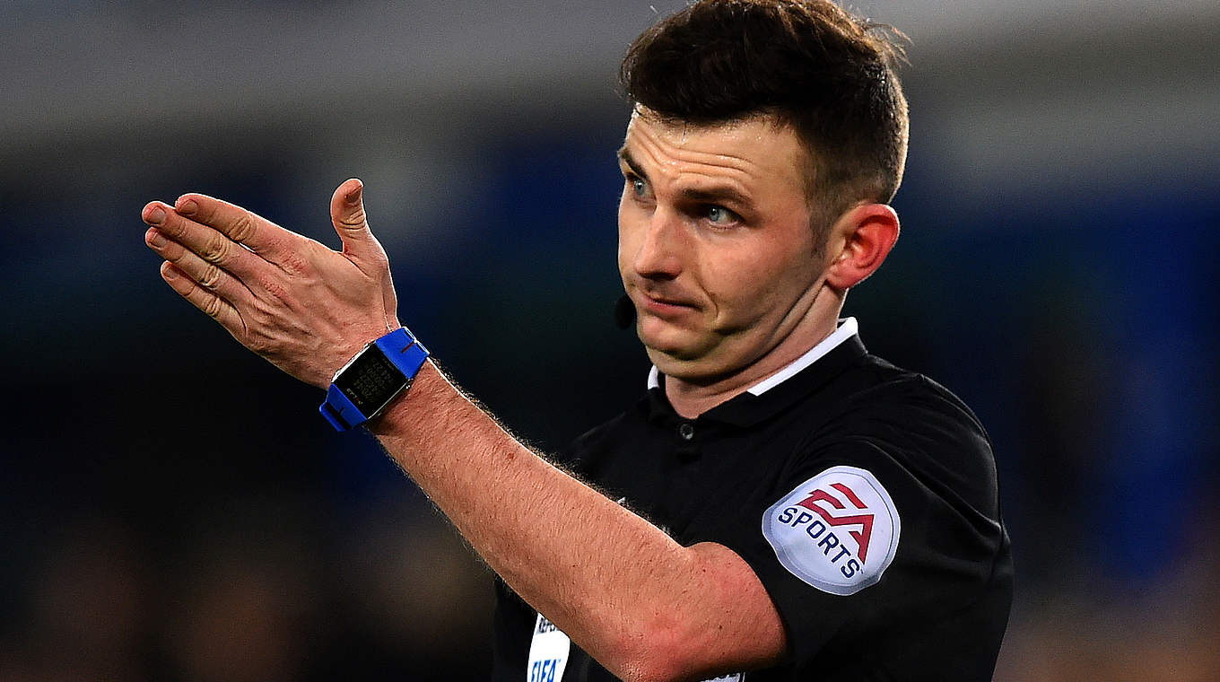 Leitet das Spiel: Michael Oliver © 2015 Getty Images