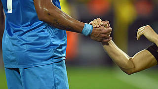 Ein Zeichen von Respekt und Fairplay: Handschlag vor dem Spiel, auch in 3. Liga © imago/MIS